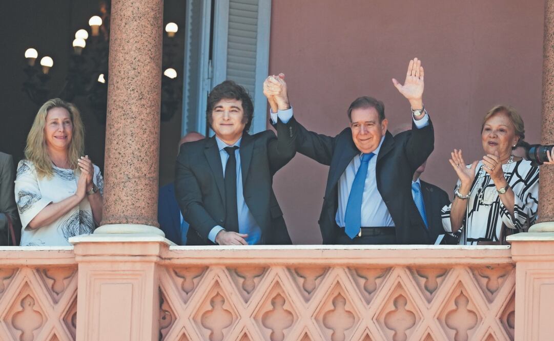 El líder de la oposición venezolana, Edmundo González, segundo a la derecha, y el presidente argentino, Javier Milei, a su lado desde el balcón de la casa de gobierno en Buenos Aires. Foto: de Natacha Pisarenko. AP