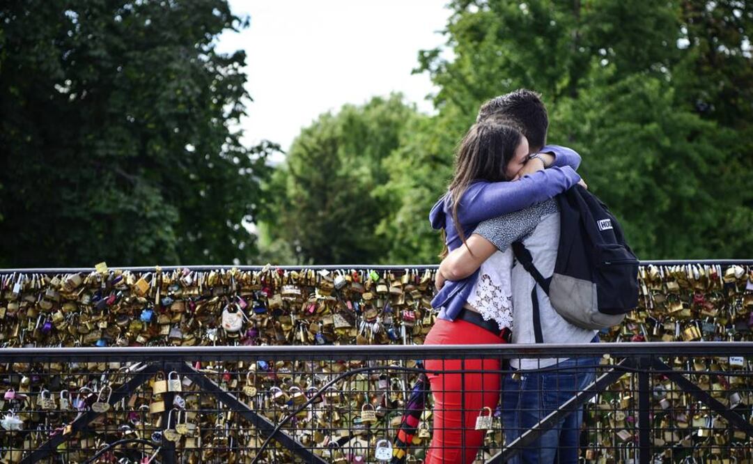 Una pareja se abraza en el Puente Nuevo de París. Pero la romántica ciudad lucha para acabar con los "candados de amor" que las parejas cuelgan para expresar su idilio. FOTO: Sandra Jabalera.EFE