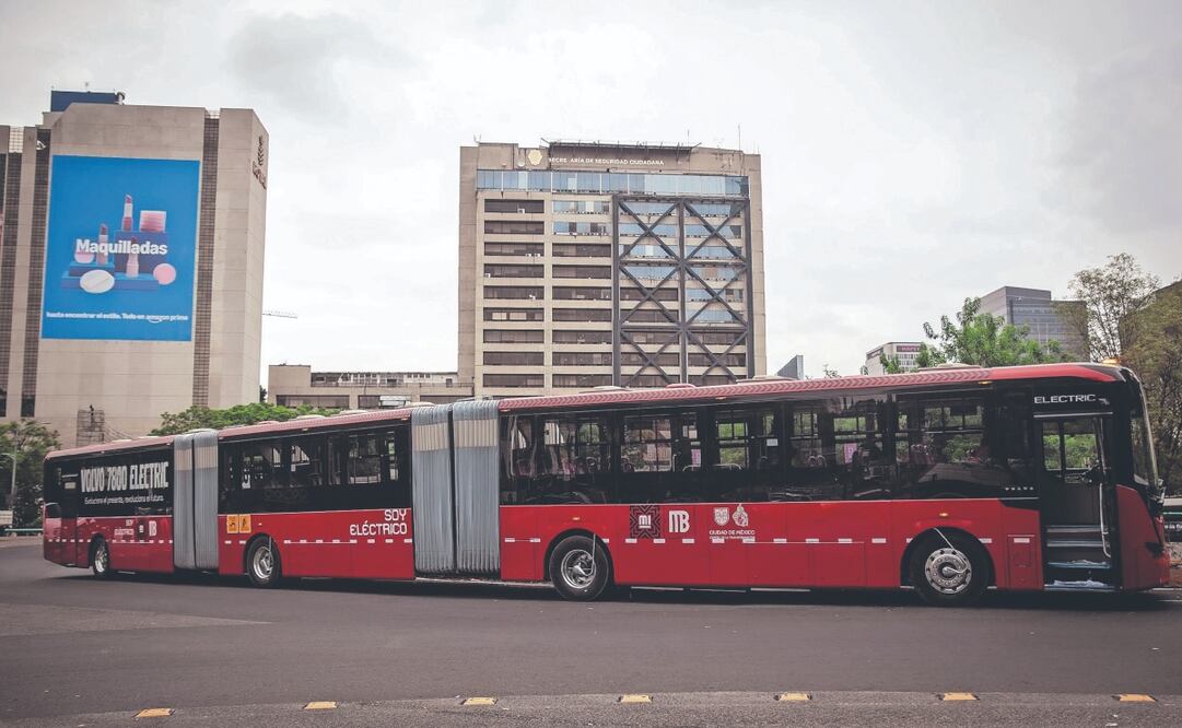 Para 2030 se habrán sumado 420 camiones nuevos eléctricos al Metrobús. El prototipo biarticulado mide 27 metros de longitud y tiene puertas deslizables tipo Metro. Foto: de ANDREA MURCIA. CUARTOSCURO