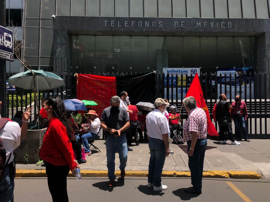 Trabajadores de Telmex en huelga afuera de las instalaciones de Parque Vía 190. Foto: Diego Simón/ El Universal