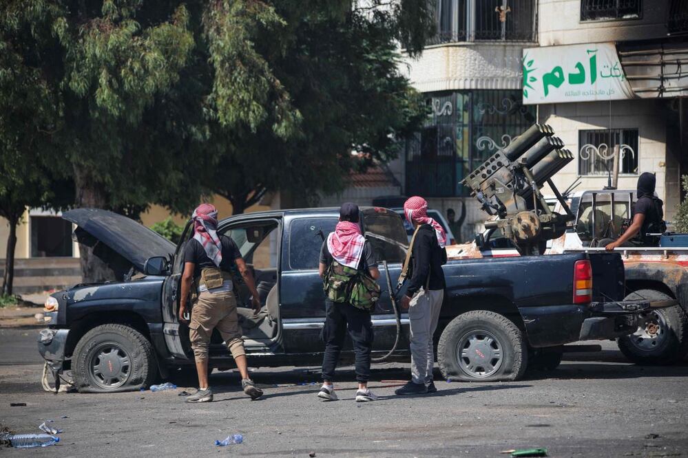 Beduinos se despliegan en la ciudad siria de Sweida, donde se han enfrentado en los últimos días a los drusos. FOTO: ABDULAZIS KETAZ. AFP