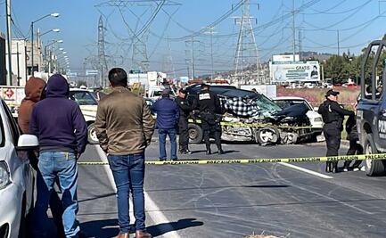 Choque de pipa de gas contra dos vehículos deja un policía muerto en Zinacantepec