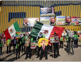 “Baby Trump, te comportas como niño”; migrantes y deportados castigan piñata de Trump frente a muro fronterizo