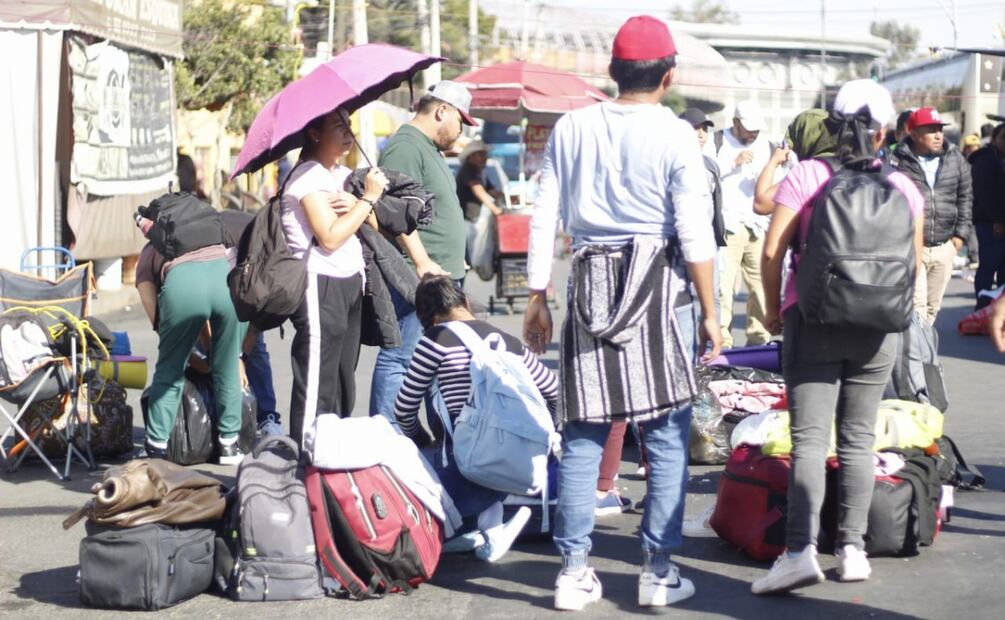 Los maestros tomaron sus maletas y abordaron camiones para volver a sus estados (14/11/2025). Foto: Fernanda Zamora / EL UNIVERSAL