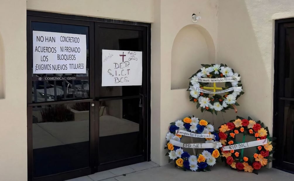 Durante el encuentro con autoridades de la SICT, expusieron sus inconformidades y “sellaron” las oficinas como protesta, con cartulinas y coronas de flores. | Foto: Especial.