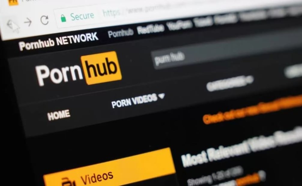 La Comisión Europea urgió también a PornHub, Stripchat, XNXX y XVideos a implantar sistemas eficaces de verificación de edad que protejan a los menores.