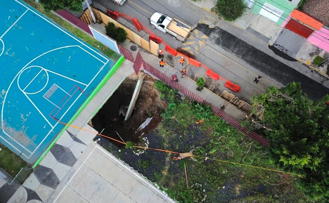 Se informó que el personal de drenaje inspeccionó y encontró una oquedad de ocho metros de largo y seis de ancho. | Foto: Osmar Alvarado | El Universal.