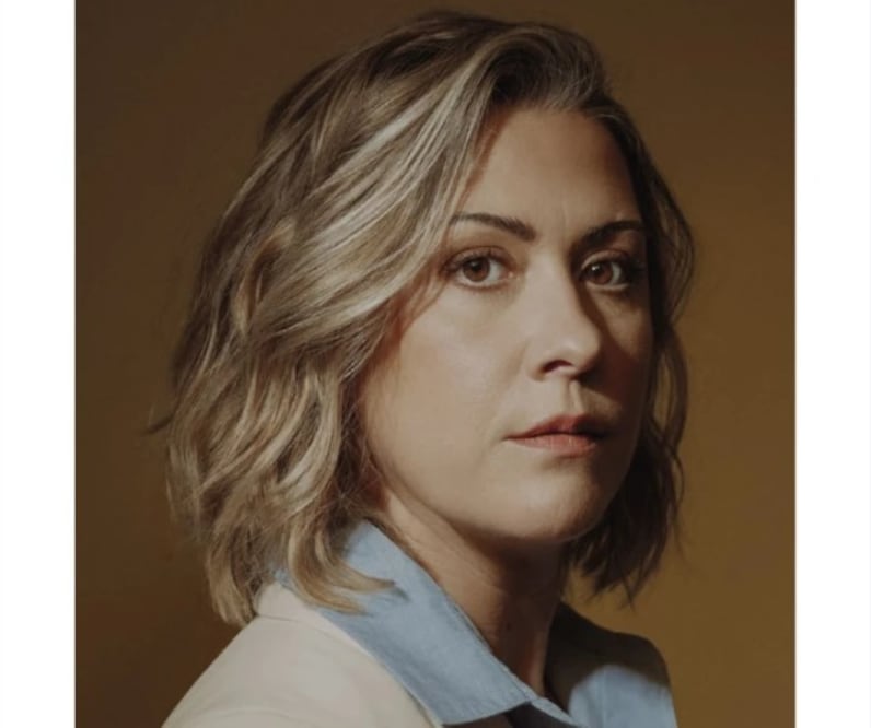 Caroline Darian es escritora francesa y autora de un testimonio que convirtió una experiencia íntima en una denuncia pública de alcance social. Crédito: Seix Barral