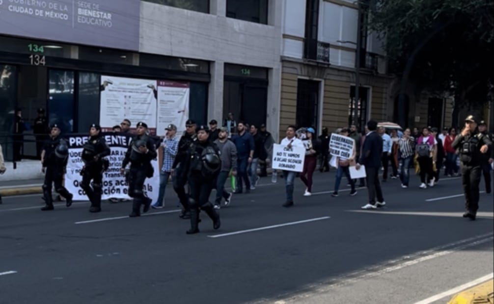 Manifestantes el 16 de julio de 2024, previo a la reunión entre la UAS y el Gobierno de Sinaloa. Crédito: Captura de pantalla de video propio.