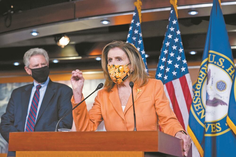 La presidenta de la Cámara Baja, Nancy Pelosi, en co nferencia con reporteros ayer, en el Capitolio. Foto: J. SCOTT APPLEWHITE. AP