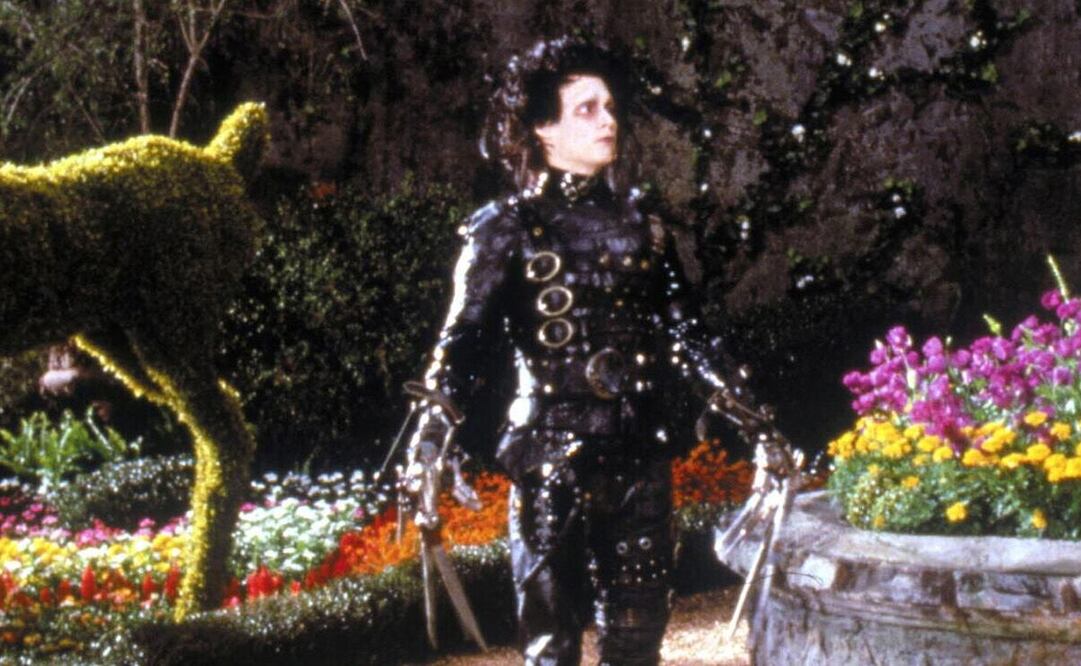 Edward, interpretado por Johnny Depp, es adoptado por una familia de clase media que vive en un idílico barrio residencial. Foto: Archivo 