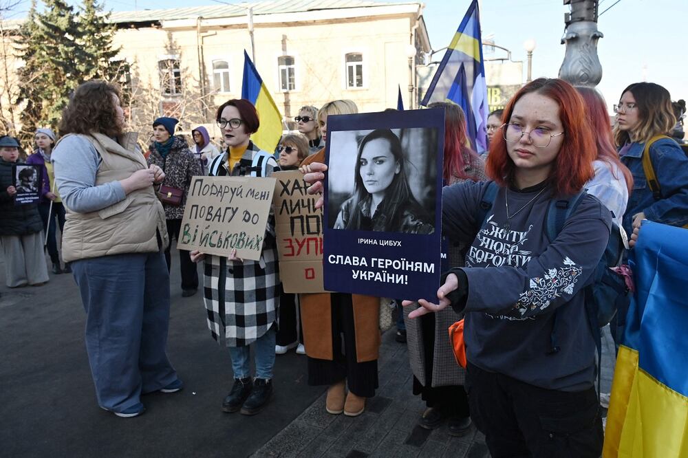 Asistentes guardan un minuto de silencio en honor a las defensoras de Ucrania fallecidas en el marco de una manifestación para conmemorar el Día Internacional de la Mujer el 8 de marzo de 2025, en medio de la invasión rusa a Ucrania. Foto: AFP