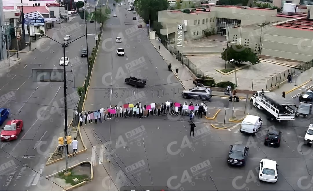 "¡Somos médicos, no delincuentes!"; residentes del IMSS en León, exigen liberación de colega detenido por portar tubos de laboratorio. | Foto: Especial.