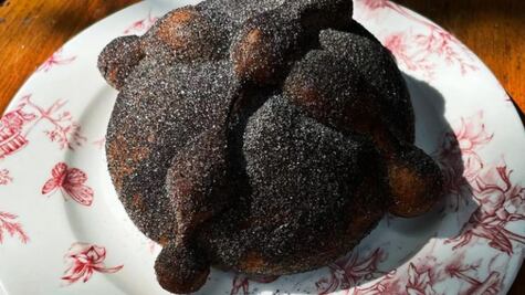 Pan de muerto negro. Qué le da color y cómo prepararlo