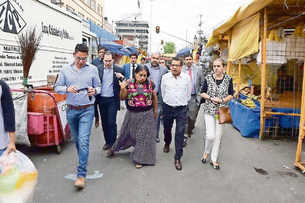Funcionarios de la administración capitalina hicieron un recorrido por el mercado de La Merced y se comprometieron a atender demandas de locatarios. (CORTESÍA)