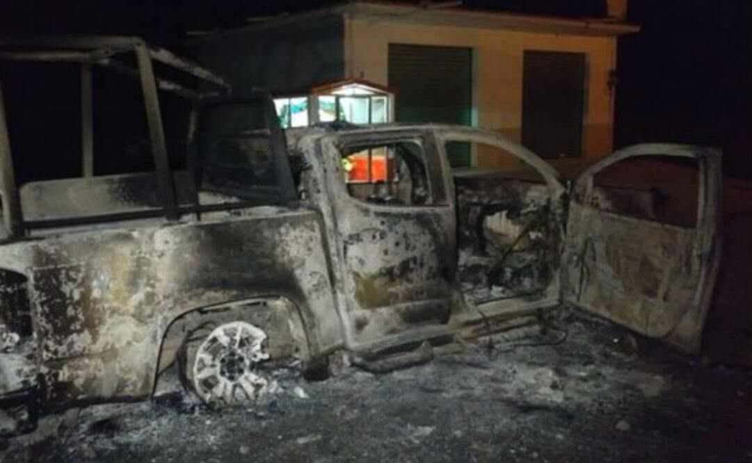 Pobladores de la comunidad de Santa María Quelites en Tepeji del Río Hidalgo, quemaron tres patrullas, una ambulancia y retuvieron a cuatro agentes de la Policía Municipal. FOTO: ESPECIAL