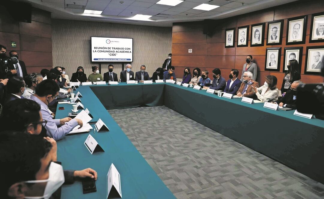 El académico Jean Meyer encabezó la mesa con diputados de diversas bancadas. Foto: Diego Simón Sánchez. EL UNIVERSAL