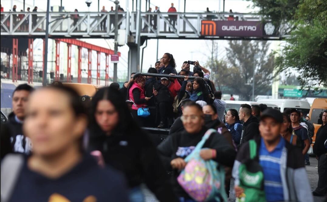 Miles de usuarios tratan de trasladarse sobre calzada Ignacio Zaragoza con apoyo de unidades de la SSC debido a la suspensión de la Línea A del Metro a causa de las inundaciones registradas tras las intensas lluvias de ayer en la CDMX, el 3 de junio de 2025. Foto: Francisco Rodríguez/EL UNIVERSAL