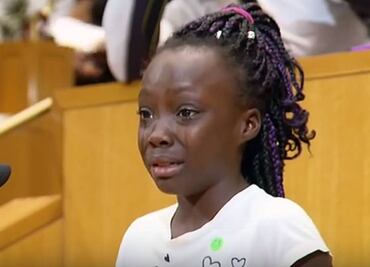 Video. Niña llora al dar conmovedor discurso sobre racismo en EU