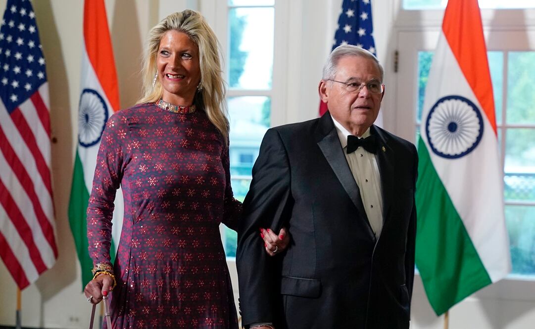El senador Bob Menéndez, demócrata por Nueva Jersey, y su esposa Nadine Menéndez llegan a la cena de estado con el presidente Joe Biden y el primer ministro de la India, Narendra Modi. Foto: AP