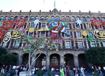 Ya se siente el cascabeleo en la CDMX; Instalan alumbrado decorativo de Navidad en el Zócalo
