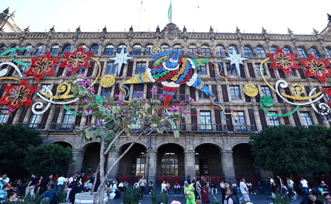 Adornos navideños que solamente han sido colocados parcialmente en uno de los edificios gemelos de el gobierno de la Ciudad de México en el Zócalo. Foto: Berenice Fregoso EL UNIVERSAL