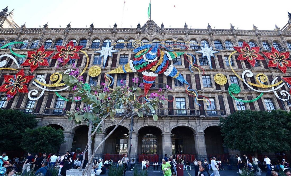 Adornos navideños que solamente han sido colocados parcialmente en uno de los edificios gemelos de el gobierno de la Ciudad de México en el Zócalo. Foto: Berenice Fregoso EL UNIVERSAL