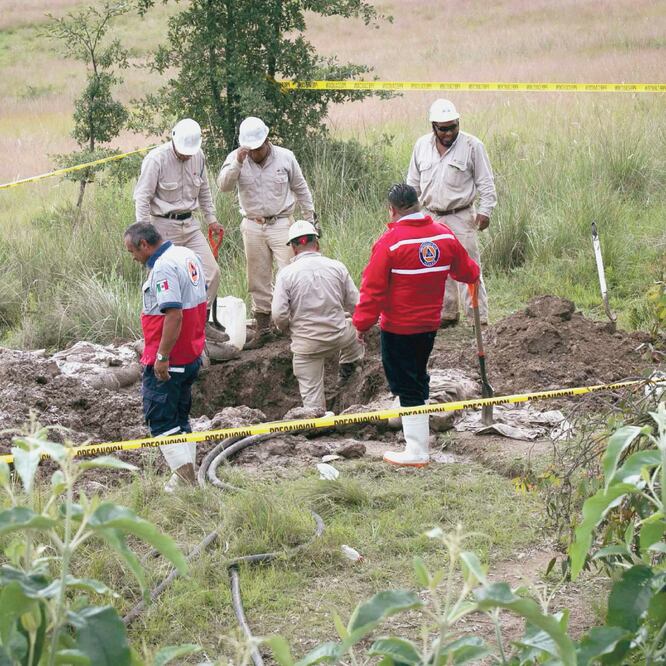 El alto número de tomas ilegales hace suponer que los grupos delincuenciales habrían perforado en promedio 2.3 veces cada kilómetro de la red de ductos de Pemex. ARCHIVO EL UNIVERSAL