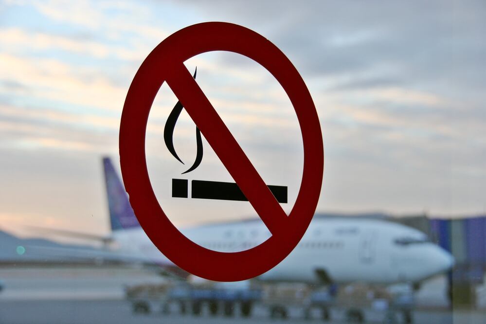 Desde los noventa está prohibido fumar en todos los aviones. (Foto: Istock)