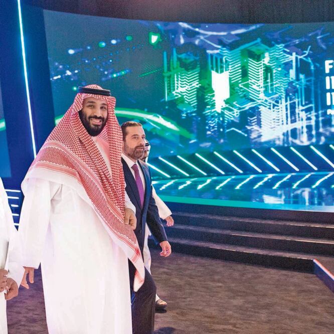 El príncipe heredero saudita, Mohamed bin Salman, durante su participación, ayer, en el foro económico Future Investment Initiative (FII) o “Davos del desierto” en Riad, boicoteado por líderes ante el asesinato de Khashoggi. Foto: BANDAR ALGALOUD. EFE