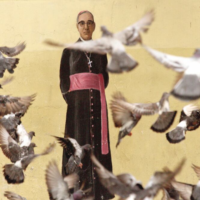 Un mural de monseñor Óscar Arnulfo Romero en la catedral metropolitana de San Salvador. El arzobispo será canonizado hoy en el Vaticano. Foto: SALVADOR MELENDEZ. AP