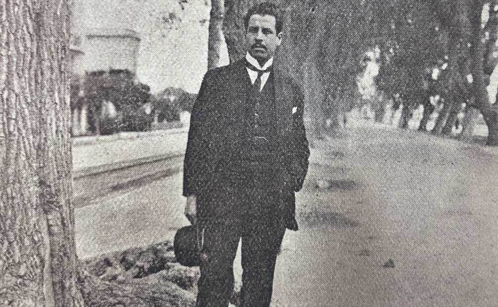 Foto de Vida Moderna del poeta Ramón López Velarde en la Av. Jalisco, hoy Álvaro Obregón. Foto: Pablo Sol Mora