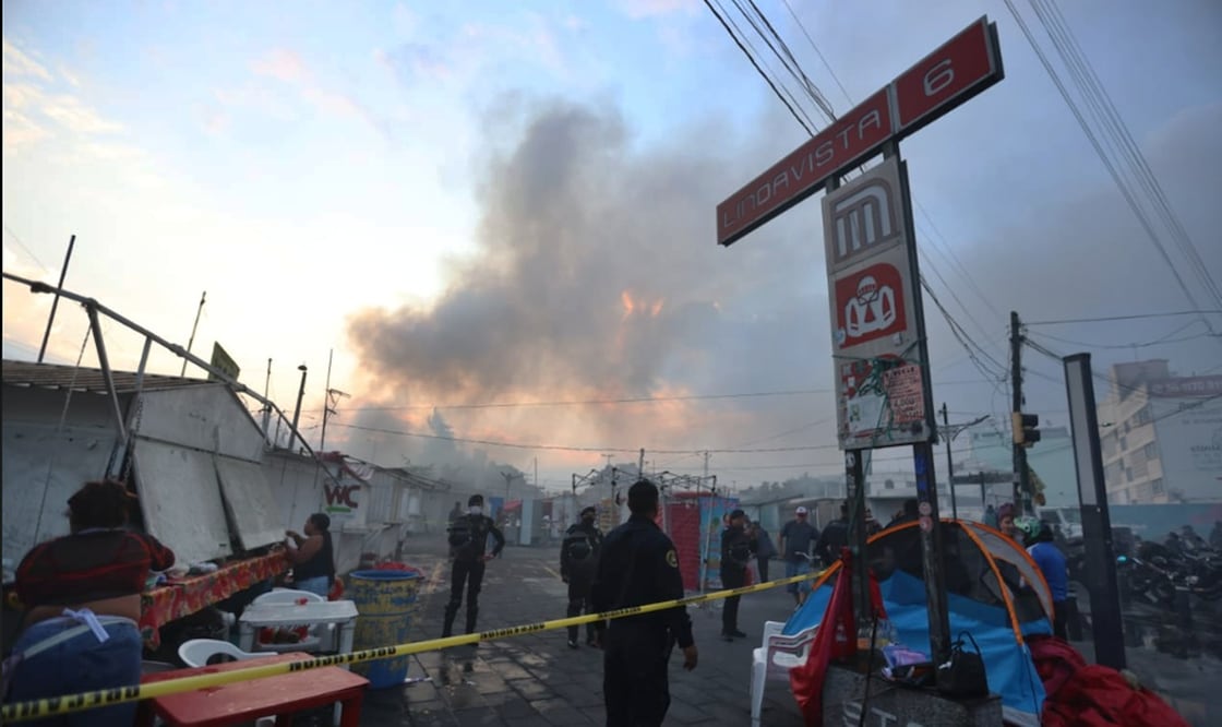 El viernes se registró un fuerte incendio en una zona de predios con tejados de lámina conocido como Campamento 1 de Octubre. Foto: Francisco Rodríguez/EL UNIVERSAL