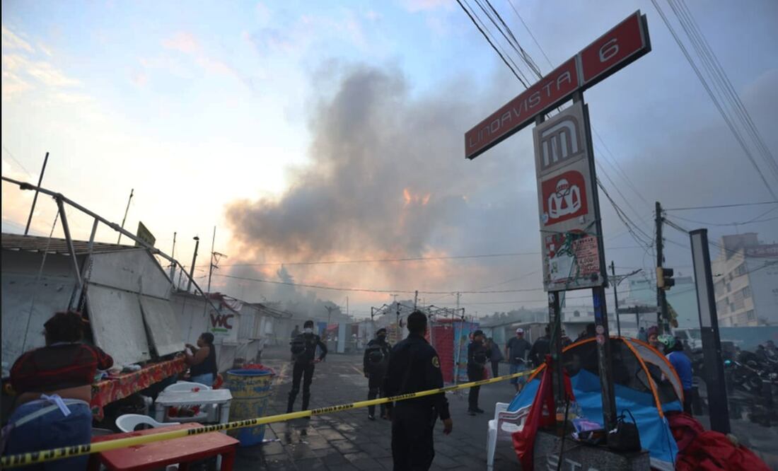 El viernes se registró un fuerte incendio en una zona de predios con tejados de lámina conocido como Campamento 1 de Octubre. Foto: Francisco Rodríguez/EL UNIVERSAL
