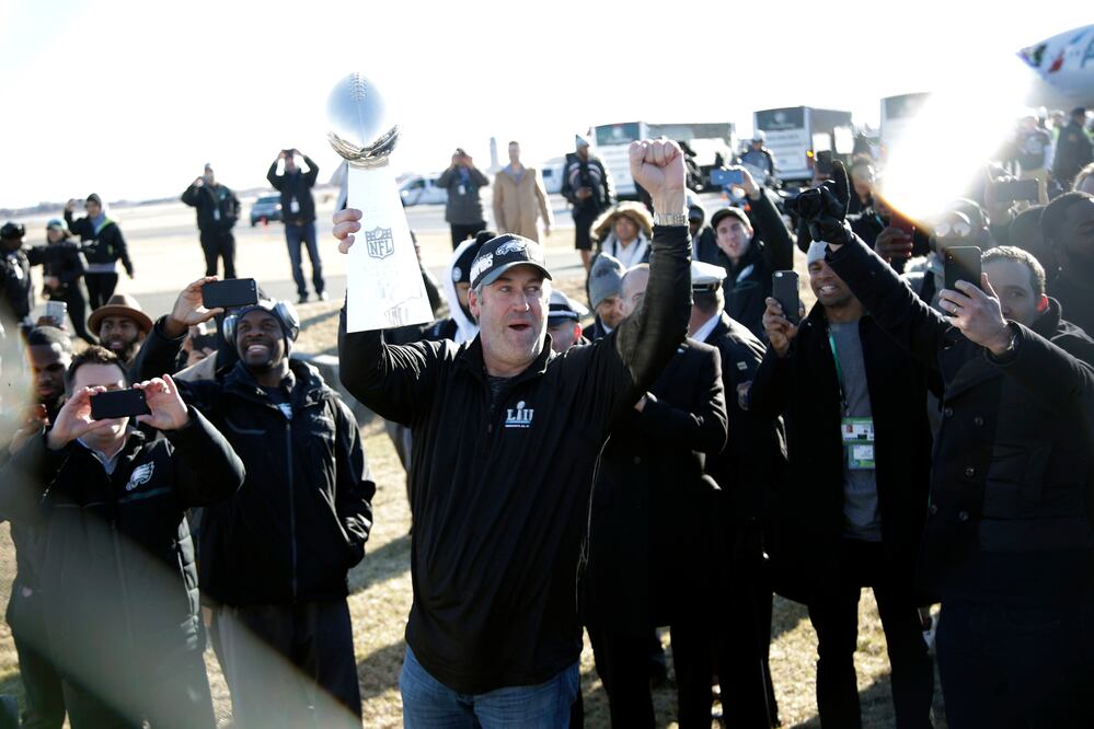 AP. Doug Pederson con el trofeo del Super Bowl LII