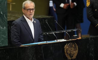 Presidente de Irán afirma que el mundo se encuentra en una encrucijada; acusa a Israel de arrastrar a EU a la guerra