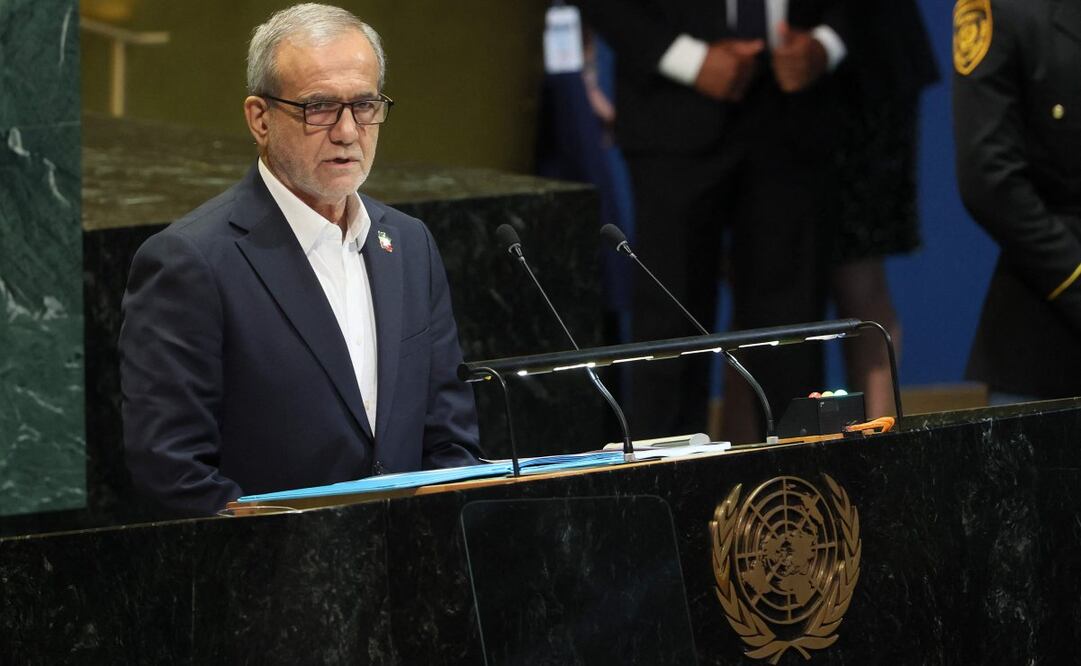 El presidente de Irán, Masoud Pezeshkian, habla durante la Asamblea General de las Naciones Unidas (AGNU) en la sede de las Naciones Unidas el 24 de septiembre de 2025 en la ciudad de Nueva York. Los líderes mundiales se reunieron para el 80.º periodo de sesiones de la AGNU, cuyo lema de este año para la reunión mundial anual es "Mejor juntos: 80 años y más por la paz, el desarrollo y los derechos humanos". Foto: AFP