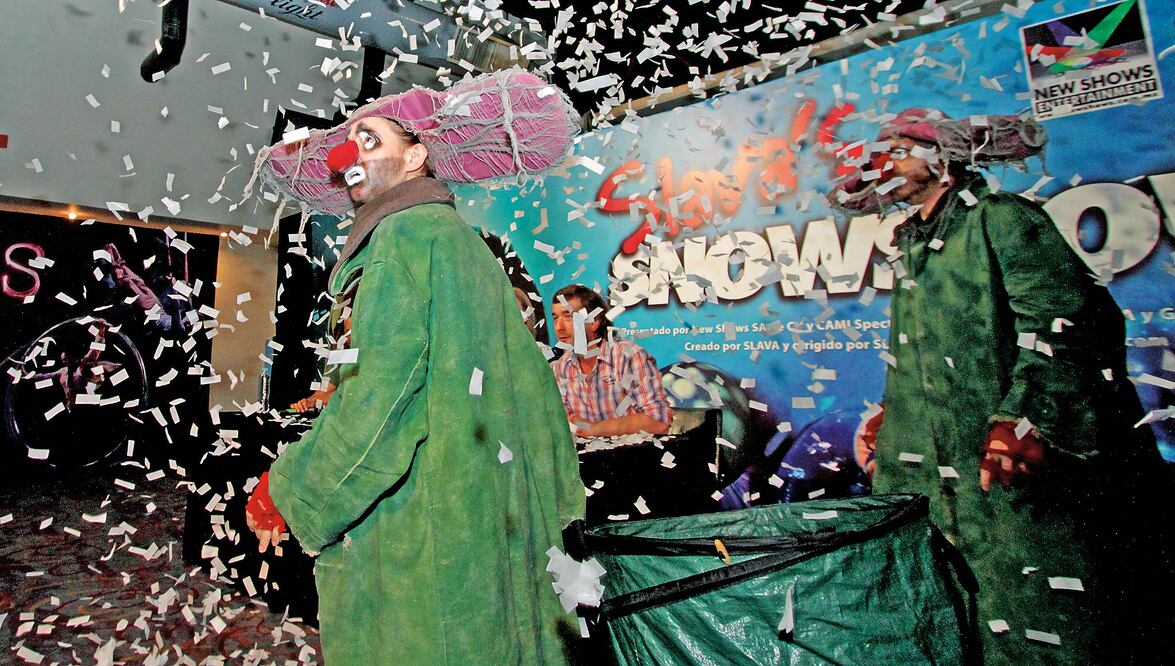 Van y vienen aventando papelitos a todos, o regalan abrazos a la menor provocación (CARLOS MEJÍA. EL UNIVERSAL)