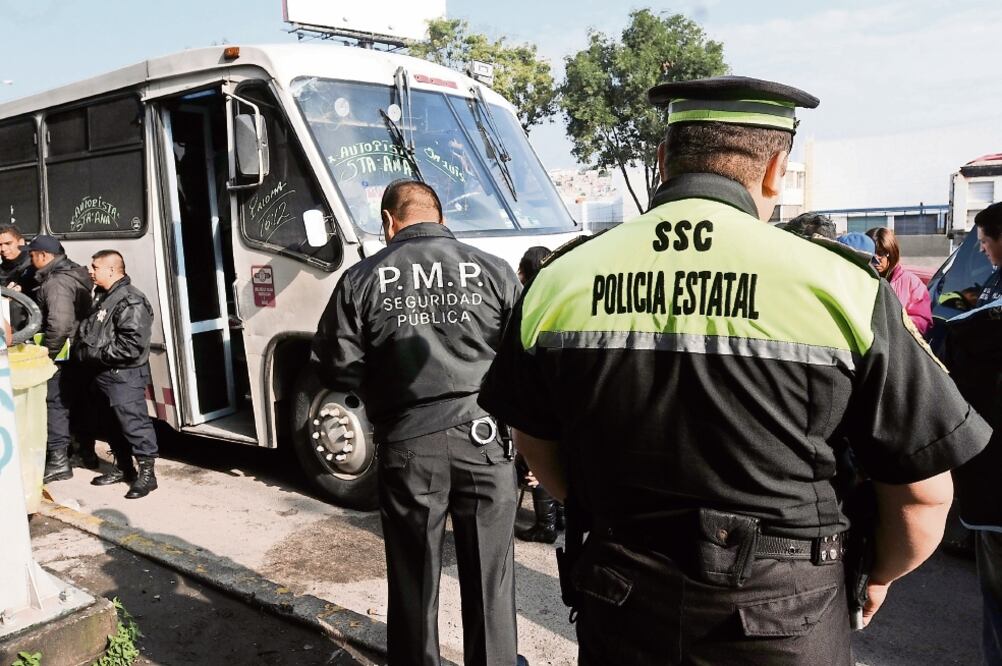 En los operativos para ordenar al transporte público intervienen policías estatales de la CESC, autoridades de Medio Ambiente y de Movilidad (ARCHIVO EL UNIVERSAL)