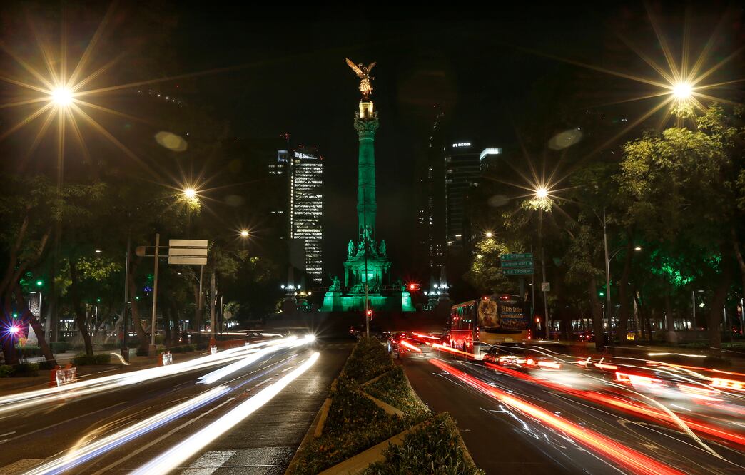 Ayer se iluminaron de color verde los principales monumentos y edificios de la capital del país, con el objetivo de ratificar el apoyo al Acuerdo de París. Foto: AP
