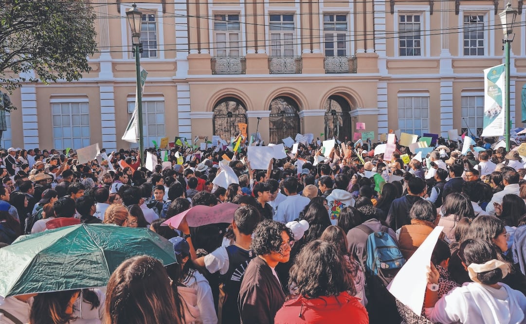 Antes de las 8:00 horas en las inmediaciones de la Rectoría, en Toluca, hubo apoyos a los distintos proyectos. Foto: de ARTURO HERNÁNDEZ. EL UNIVERSAL
