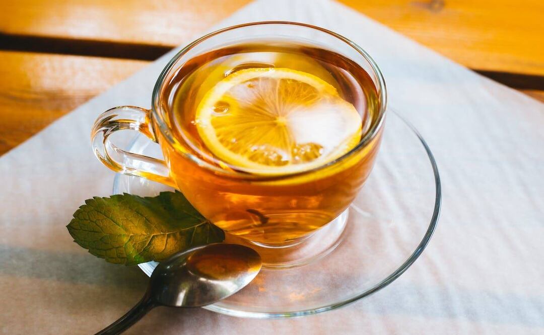 Infusión de limón, miel y canela. Foto: Alesia Talkachova / Pexels