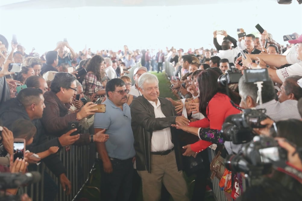 Los morenistas desbordaron las emociones al ver llegar a Andrés Manuel López Obrador, quien caminó por el centro del campo principal de beisbol. Entre vallas, el tabasqueño saludó de mano a muchos de esos fieles correligionarios.(LUIS CORTÉS/EL UNIVERSAL)