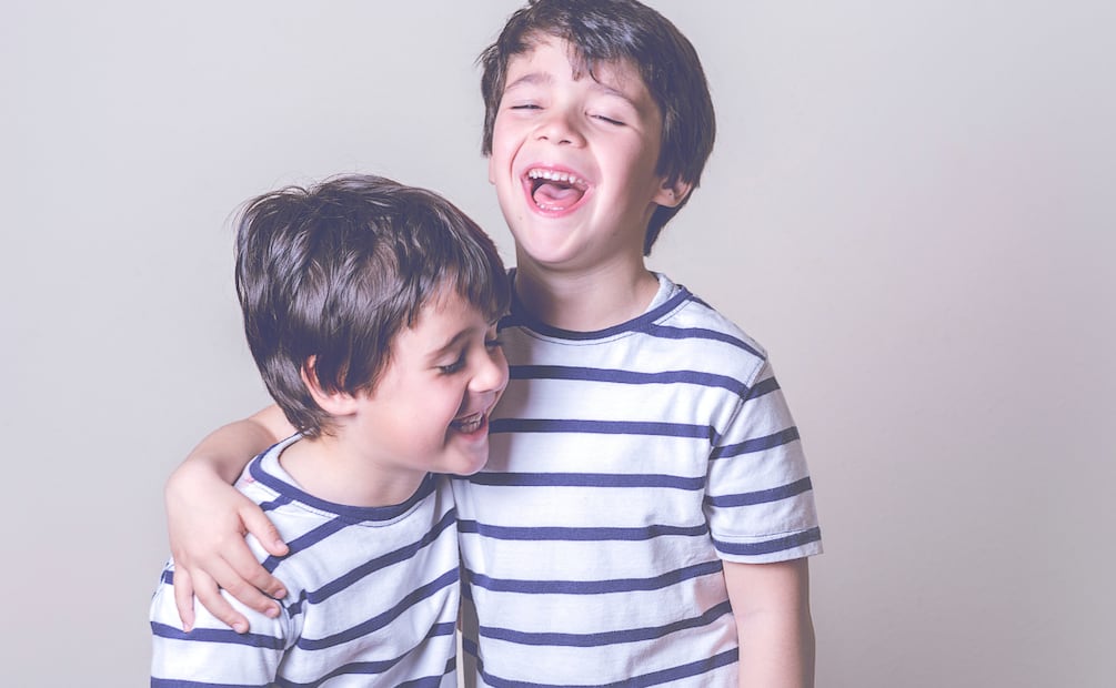 Los hermanos son clave en el aprendizaje social, enseñando habilidades como la tolerancia y la empatía. Foto: Canva