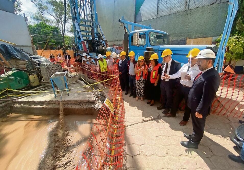 Martí Batres, jefe de Gobierno, encabezó las labores de rehablitación del pozo de agua ubicado en Miguel Ángel de Quevedo. Foto: de Alberto Acosta. El Universal