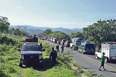 Autodefensas bloquean vía para exigir vigilancia del Ejército en Guerrero