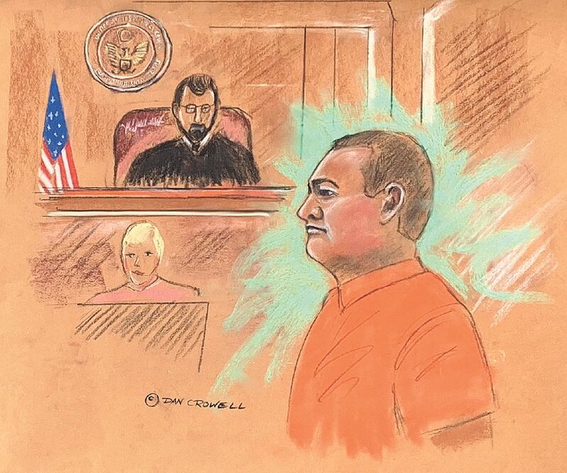 Con el uniforme naranja que visten los reos de la penitenciaría de Texas, callado y con la mirada baja, Genaro García Luna, exsecretario de Seguridad, se presentó ayer ante un juez. El exfuncionario enfrenta cargos por narcotráfico. ESPECIAL