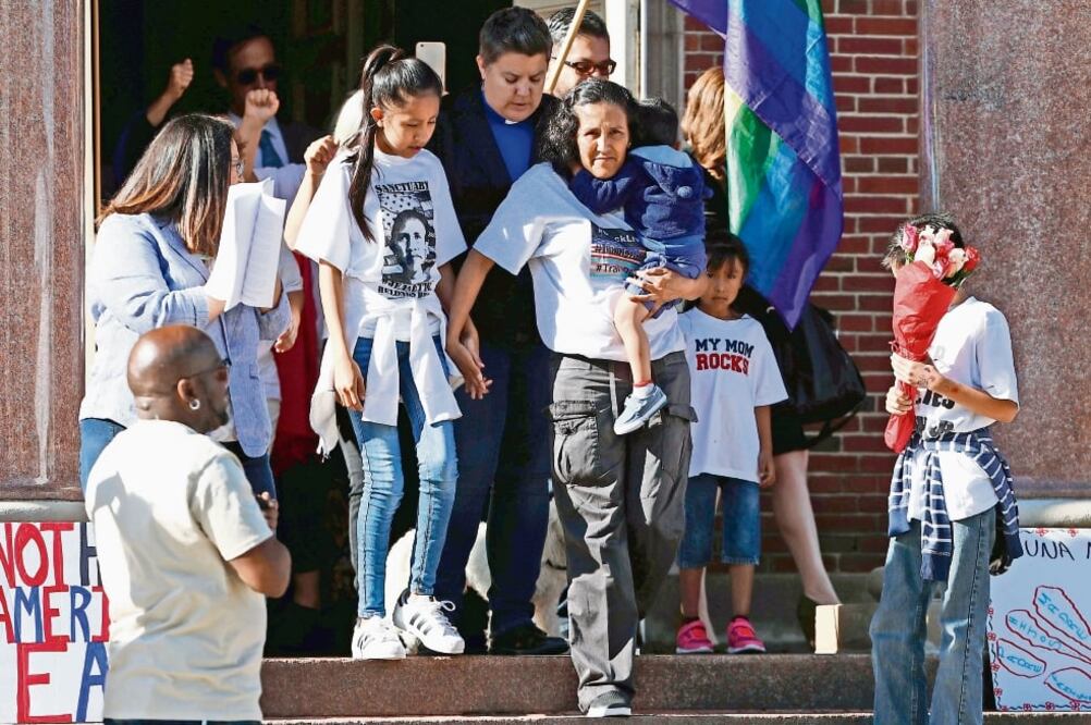 Rodeada por sus hijos, Jeanette Vizguerra, quien permaneció refugiada desde febrero en una iglesia de Denver, Colorado, salió ayer del templo tras recibir la confirmación de que podrá quedarse en Estados Unidos hasta 2019. (DAVID ZALUBOWSKI. AP)