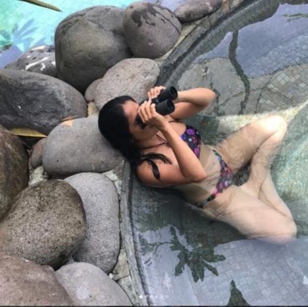 Salma Hayek comparte foto en la regadera