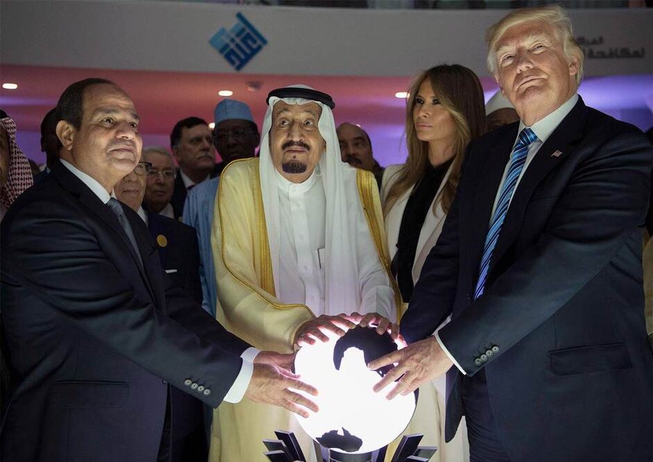 Imágenes del presidente Donald Trump, poniendo sus manos en una esfera brillante, acapararon las redes sociales y generan burlas. Foto: EFE